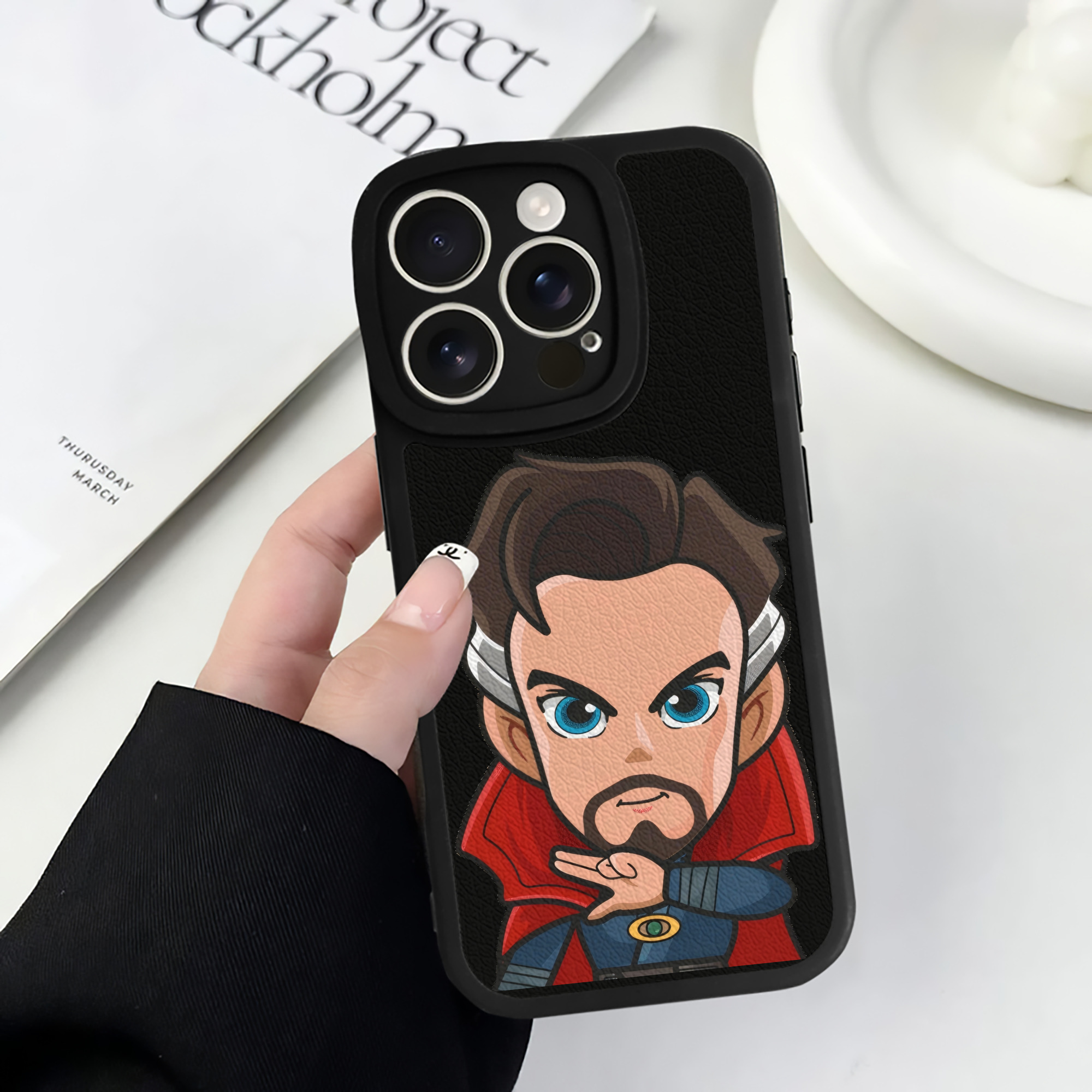 （画像用） アベンジャーズ The Avengers 【iPhone 16シリーズ対応】シリコンスマホケース（レザー調） 材質：シリコン